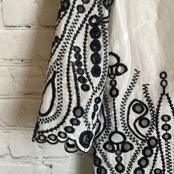 Isla Maude Women’s Black and White Eyelet Short Sleeve Top size small - Picture 2 of 6